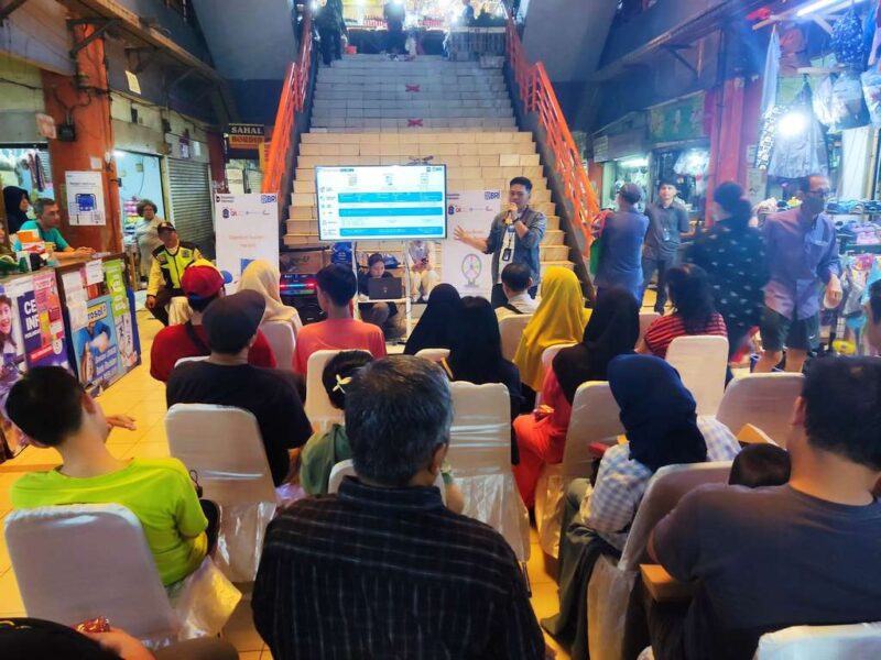 Pemimpin Cabang BRI KC Tanjung Duren Tri Ichsan Nur sedang menyampaikan Sosialisasi kepada padagang Pasar Tomang Barat atau Pasar Kopro